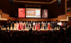 Gençler sahneye sahip çıktı
