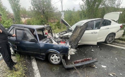 İki otomobil çarpıştı: 4 yaralı