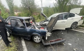 İki otomobil çarpıştı: 4 yaralı