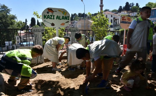 İlkokul öğrencilerinin arkeolojik kazı deneyimi