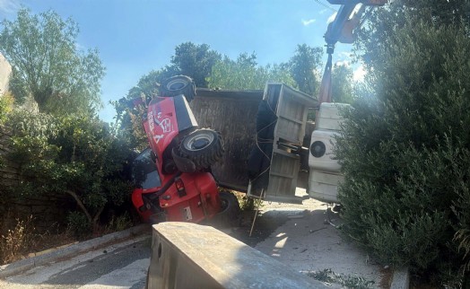 İş makinesi yüklü kamyon devrildi: 3 kişi araçta sıkıştı!