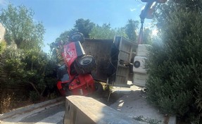 İş makinesi yüklü kamyon devrildi: 3 kişi araçta sıkıştı!