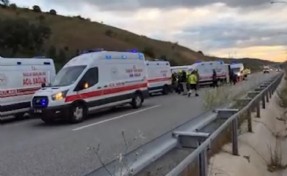 İzmir'e giden yolcu otobüsü devrildi: 25 kişi yaralandı!