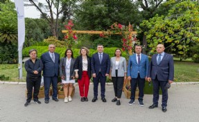 İzmir çiçek açtı, her yer rengrenk!