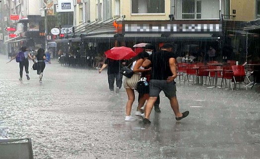 İzmir için gök gürültülü sağanak yağış uyarısı!