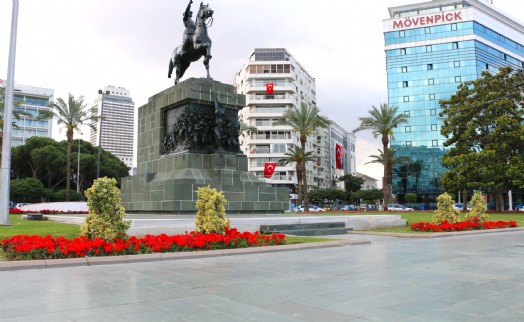 İzmir yaza çiçek açarak hazırlanıyor