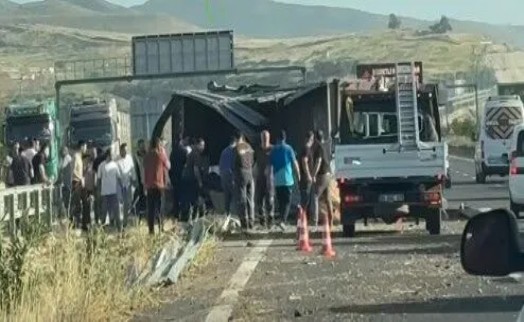 İzmir’de lastiği patlayan TIR, bariyerlere çarpıp devrildi: 2 ölü