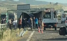 İzmir’de lastiği patlayan TIR, bariyerlere çarpıp devrildi: 2 ölü