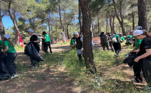 İzmir’de ortaokul ve lise öğrencileri ormandaki çöpleri temizledi