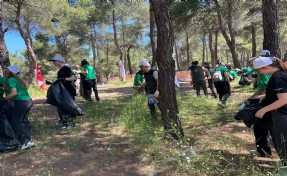 İzmir’de ortaokul ve lise öğrencileri ormandaki çöpleri temizledi