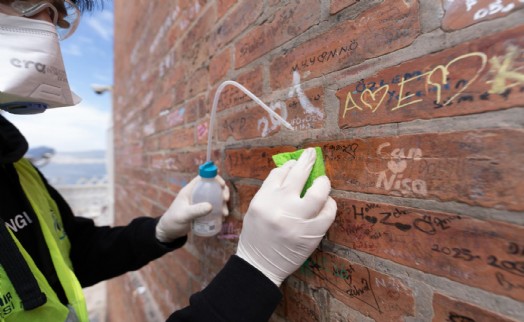 İzmir’in hafızasını vandalizme karşı koruyorlar!
