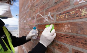 İzmir’in hafızasını vandalizme karşı koruyorlar!
