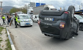 Kavşakta zincirleme kaza: 2’si çocuk 3 kişi yaralandı!