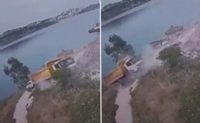 Kaza anı saniye saniye kaydedildi: Hafriyat kamyonu deniz kıyısında askıda kaldı!