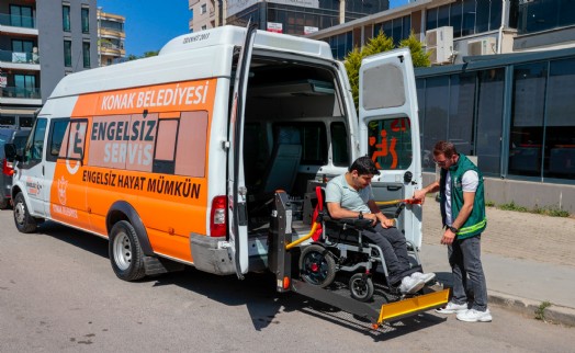 Konak’ın ‘Engelsiz Servis’i yüzleri güldürmeye devam ediyor