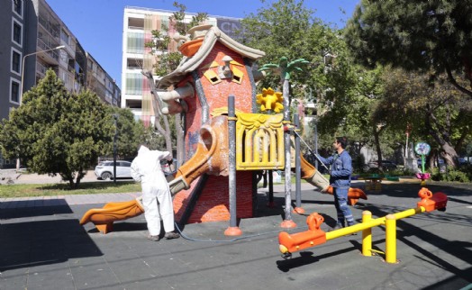Konak’ın parklarında temizlik mesaisi