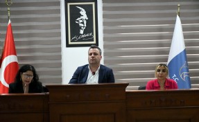 Kuşadası'nda 3 plajda ücretsiz şezlong uygulaması meclis kararıyla devam edecek