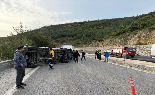 Kuşadası'nda otomobil ile minibüs çarpıştı: 12 yaralı