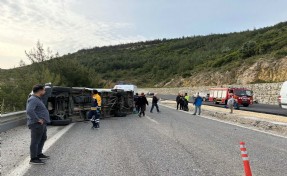 Kuşadası'nda otomobil ile minibüs çarpıştı: 12 yaralı