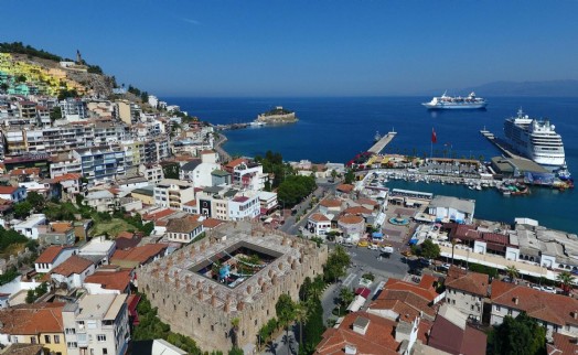 Kuşadası’nda, bayram tatilinin 9 güne çıkarılması turizmcileri sevindirdi