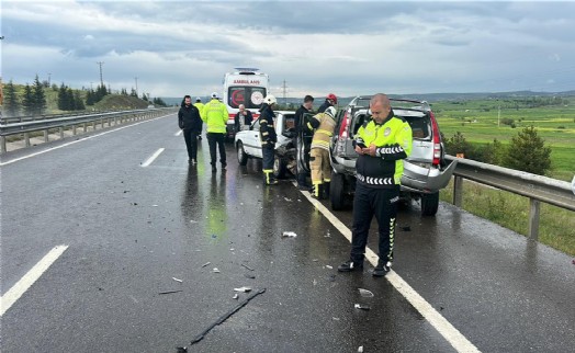 Kütahya’da 3 araçlı zincirleme kaza; 2 yaralı