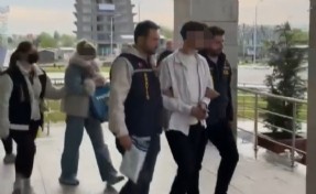 Kütahya’da kuyumcuyu düşük ayarlı altınla dolandıran 4 şüpheli yakalandı