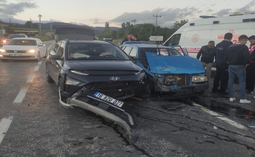 Kütahya’da trafik kazası; 3 yaralı