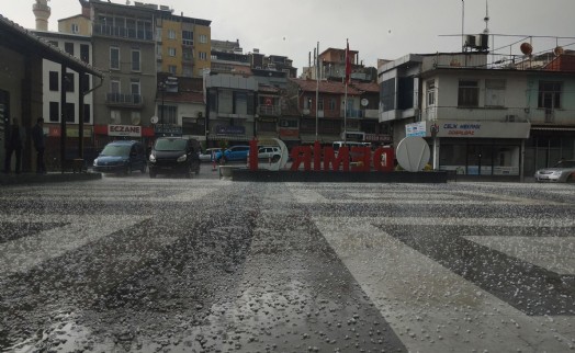 Manisa'da sağanak ve dolu yağışı etkili oldu