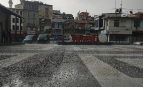 Manisa'da sağanak ve dolu yağışı etkili oldu