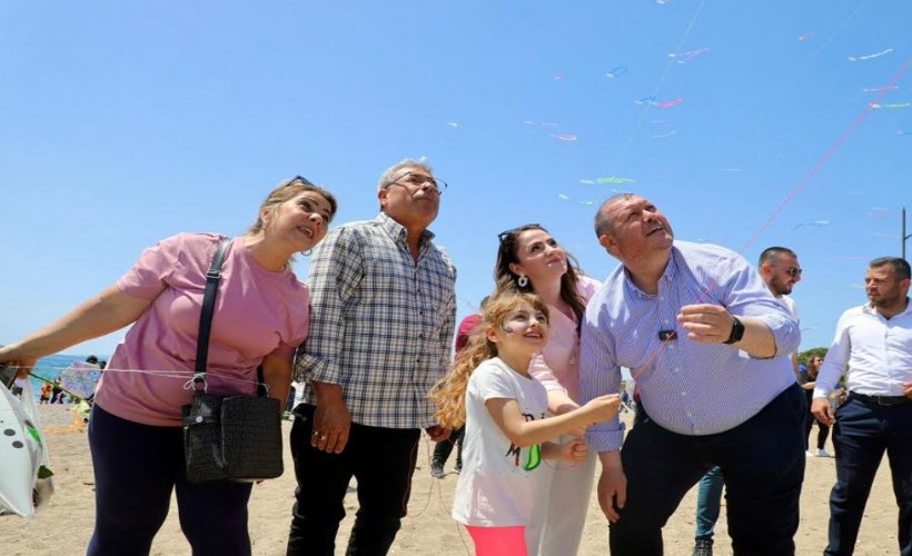 Menderes uçurtmalarla rengarenk