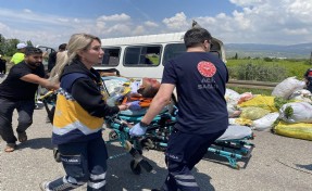 Minibüs, traktöre çarptı: 1 ölü, 3 ağır yaralı