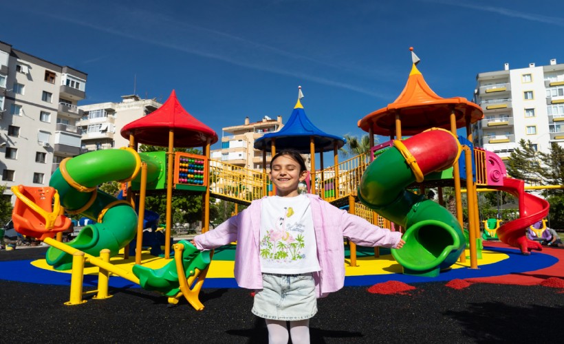 Narlıdere'de oyun parkı zeminleri yenileniyor