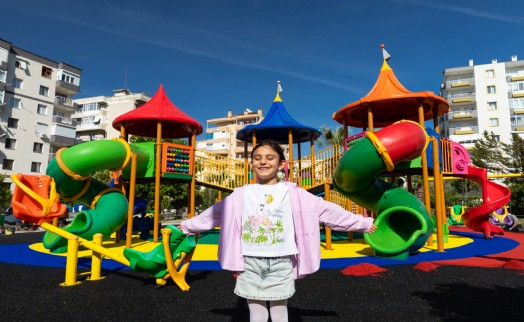 Narlıdere'de oyun parkı zeminleri yenileniyor