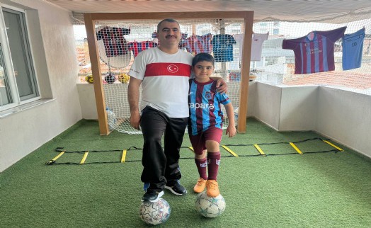 Oğlunun hayali için evinin balkonunun mini futbol sahasına çevirdi
