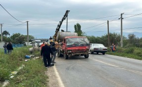 Otomobile çarpmamak için sürücüsünün manevra yaptığı kamyon devrildi! 5 yaralı