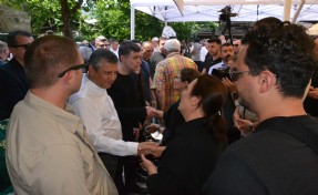Özgür Özel amcasını son yolculuğuna uğurladı