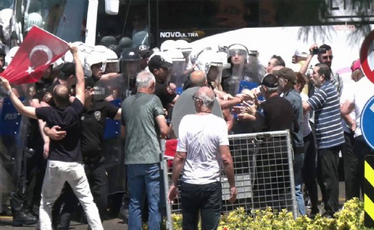 İzmir’de miting gerilimi: TOMA müdahalesi sonrası 2 gözaltı!
