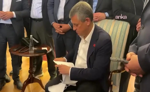 Özgür Özel, kendisine ulaştırılan tebligatı böyle yırttı: 'Bunun için yıktılar baba ocağını'