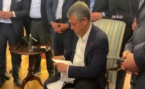 Özgür Özel, kendisine ulaştırılan tebligatı böyle yırttı: 'Bunun için yıktılar baba ocağını'