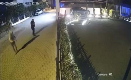 Park halindeki otomobili benzin döküp yaktılar! O anlar kamerada