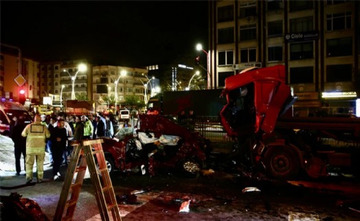 TIR faciası: İki otomobile birden çarptı 5 ölü, 6 yaralı