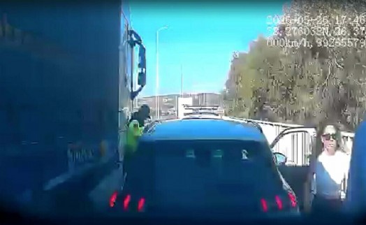 TIR’ın çarptığı uzman çavuş yaralandı; kaza kamerada