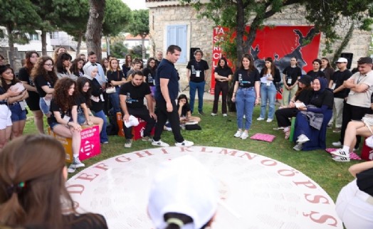 Tasarımcılar Çeşme’de ikinci kez gençlerle buluştu