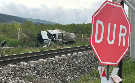 Tren, hemzemin geçitte kamyonete çarptı; 1 ölü, 3 yaralı