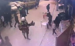 Yangında mahsur kalan kadını, jandarma kurtardı; o anlar kamerada