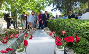 'Efsane Başkan' Piriştina vefatının 22’nci yılında mezarı başında anıldı