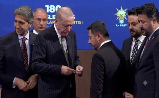 3 belediye başkanı AK Parti'ye katıldı: Rozetlerini Erdoğan taktı