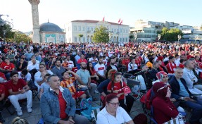 A Milli Futbol Takımı’nın Avustralya maçını vatandaşlar, İzmir'de dev ekrandan izledi