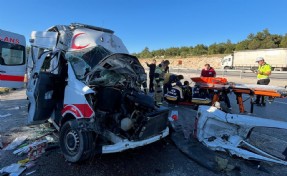 Ambulans, TIR'a arkadan çarptı; hasta öldü, 3 personel yaralı