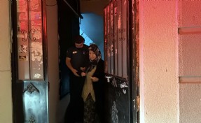 Apartman girişindeki yangını söndüren polis, mahsur kalan kadını kurtardı